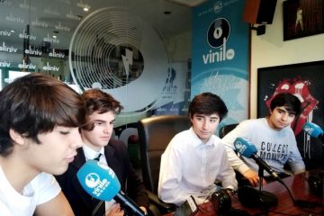 "Alineación Indebida" Bachillerato en Radio Vinilo FM